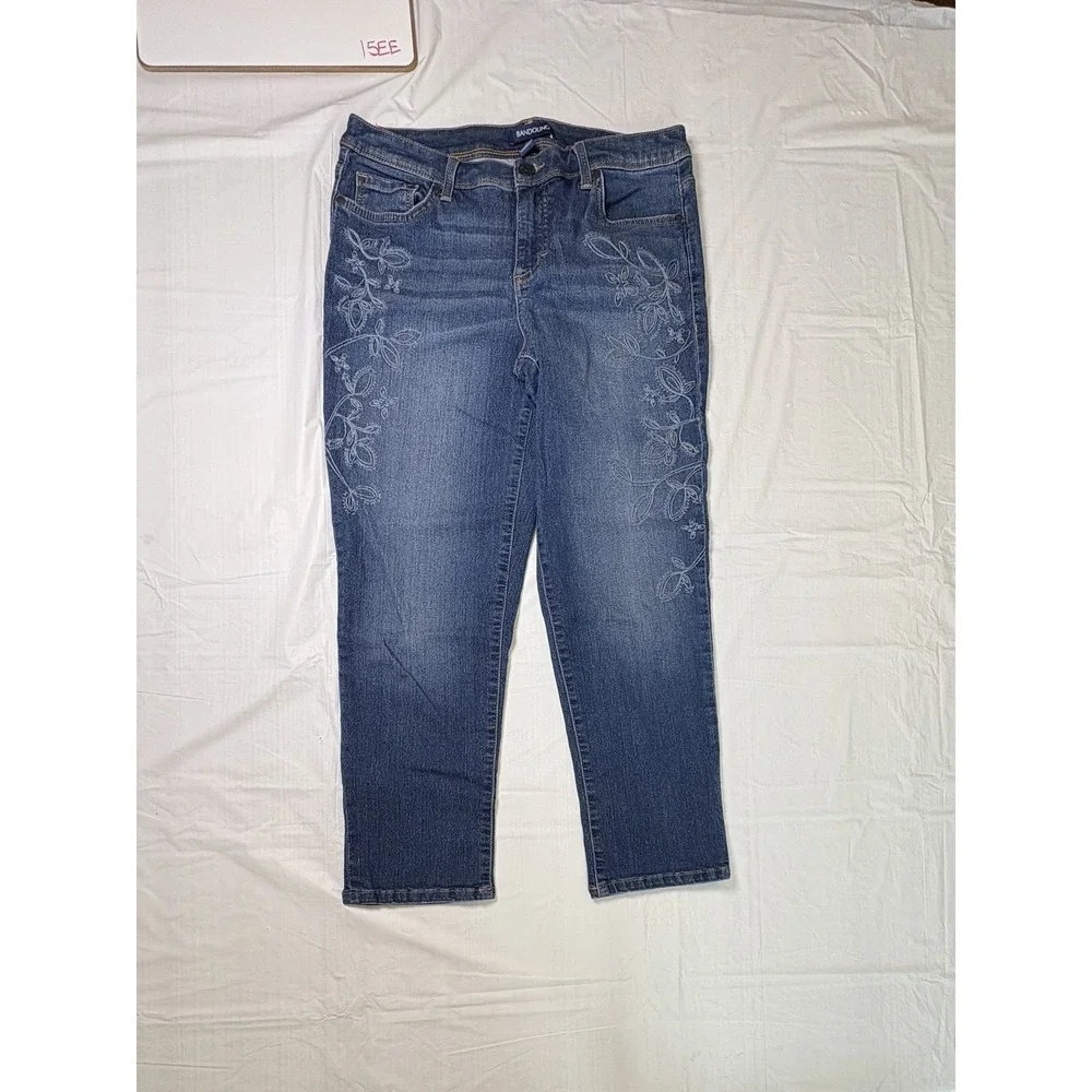 Womens Bandolino Blue denim‎ jeans w/ floral design.  Cropped, karyn, size 6